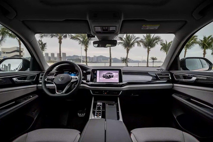 Tại thị trường Trung Quốc, xe có 2 tùy chọn động cơ, gồm xăng tăng áp 2.0L, sinh công suất 217 mã lực, mô-men xoắn 350 Nm và xăng tăng áp V6 2.5L, sinh công suất 295 mã lực, mô-men xoắn 500 Nm. Kết nối với đó là hộp số tự động ly hợp kép 7 cấp DSG và hệ dẫn động bốn bánh toàn thời gian 4Motion.