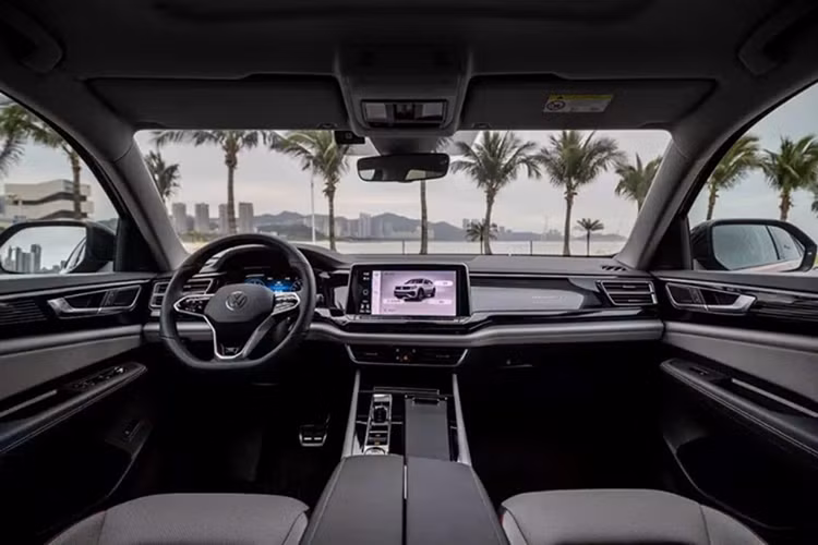 Tại thị trường Trung Quốc, xe có 2 tùy chọn động cơ, gồm xăng tăng áp 2.0L, sinh công suất 217 mã lực, mô-men xoắn 350 Nm và xăng tăng áp V6 2.5L, sinh công suất 295 mã lực, mô-men xoắn 500 Nm. Kết nối với đó là hộp số tự động ly hợp kép 7 cấp DSG và hệ dẫn động bốn bánh toàn thời gian 4Motion.