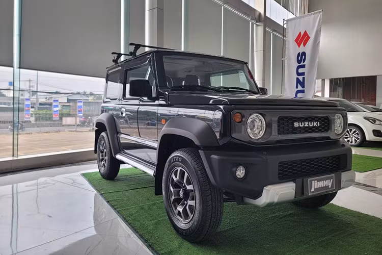 Sau nhiều đồn đoán, cuối cùng thông tin ra mắt Suzuki Jimny tại Việt Nam cũng đã được chính hãng xác nhận khi trên website Suzuki Việt Nam vừa đăng tải hình ảnh Jimny kèm dòng chữ "coming soon". Đây đang là mẫu xe nhận được sự quan tâm đặc biệt từ khách Việt, đặc biệt là những người có niềm đam mê off-road và cắm trại.