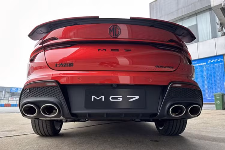 Trong đó, động cơ 1.5L tăng áp đi kèm hộp số ly hợp kép tự động 7 cấp và dẫn động cầu trước, sinh công suất 183 mã lực và mô-men xoắn 300 Nm. Động cơ 2.0L tăng áp đi kèm hộp số tự động 9 cấp ZF và dẫn động cầu trước hỗ trợ bởi vi sai điện tử chống trượt và hệ thống treo điều khiển điện tử, sinh công suất 254 mã lực, mô-men xoắn 405 Nm.