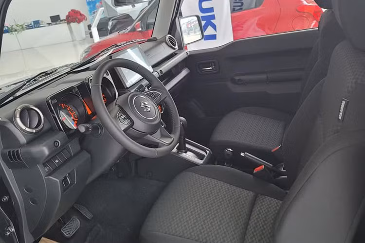 Xe có kích thước tổng thể là 3.645 x 1.645 x 1.720 (mm) tương đương với chiều dài x rộng x cao, chiều dài cơ sở đạt 2.250 mm. Trọng lượng xe ở mức 1.105 kg. Mâm 15 inch kết hợp với bộ lốp kích thước 195/80. Xe sử dụng khối động cơ mã K15B giống XL7, dung tích 1.5L, 4 xy-lanh, công suất tối đa 103 mã lực, mô-men xoắn 138 Nm. Khối động cơ trên kết hợp với hộp số tự động 4 cấp cùng hệ dẫn động bốn bánh.