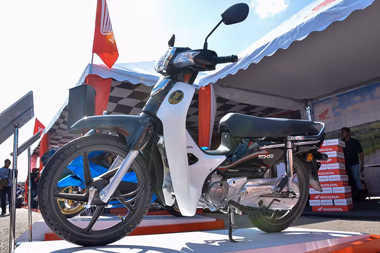 Nếu có danh sách bình chọn về các mẫu xe máy biểu tượng thì chắc chắn mọi người sẽ nói đến Honda Dream. Mặc dù đã bị khai tử tại Việt Nam, tuy nhiên nó vẫn chào đón nồng nhiệt ở thị trường Malaysia và mới đây mẫu xe này đã có phiên bản kỷ niêm 30 năm tại thị trường này là Honda Dream EX5 hay còn gọi là xe máy Honda Dream.