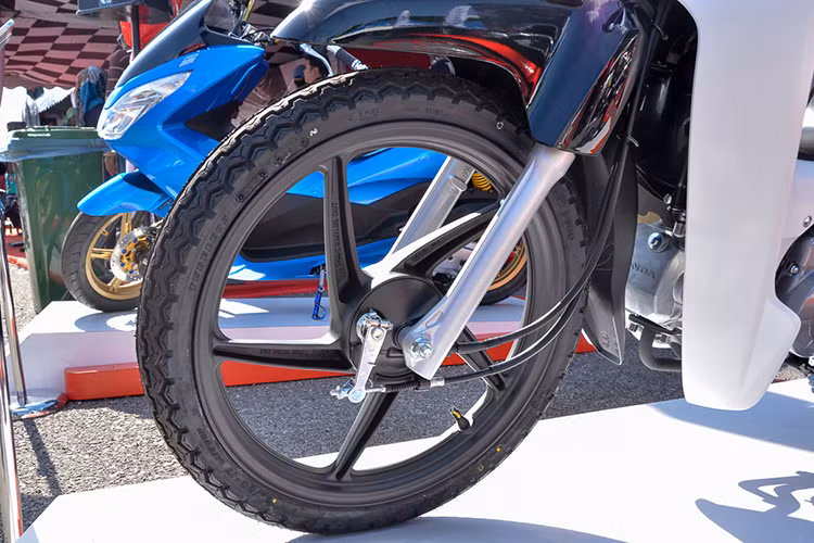 Trên mẫu xe số phổ thông EX5 Dream Fi phiên bản kỷ niệm 30 năm này, nó được trang bị phanh dạng trống cả 2 bánh, trọng lượng chỉ 98 kg. Dung tích bình xăng 4,3 lít nằm phía dưới yên liền của xe. Mẫu xe này sở hữu trang bị tùy chọn vành nan hoa hoặc vành đúc với kích thước 17 inch. 