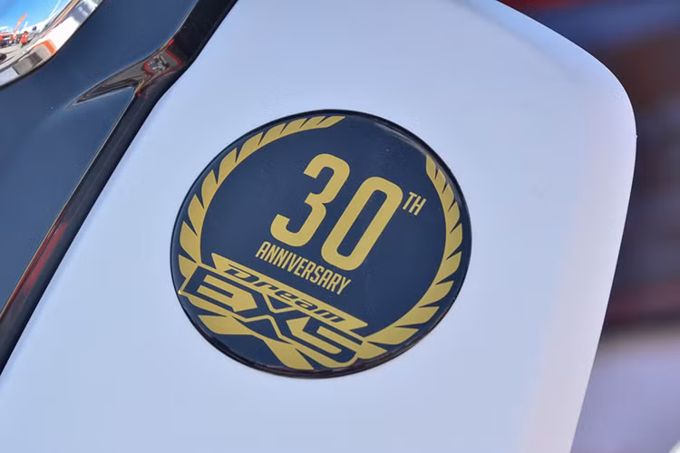 Honda EX5 thực tế được bắt đầu lên kệ ở Malaysia từ năm 1987, tới bây giờ vẫn được bán nhưng có những phiên bản khác nhau. Phiên bản mới của Honda EX5 Fi kết hợp sự kiện kỷ niệm 30 năm ngày ra mắt và kỷ niệm Honda EX5 đạt mốc 100 triệu chiếc được sản xuất trên toàn cầu.