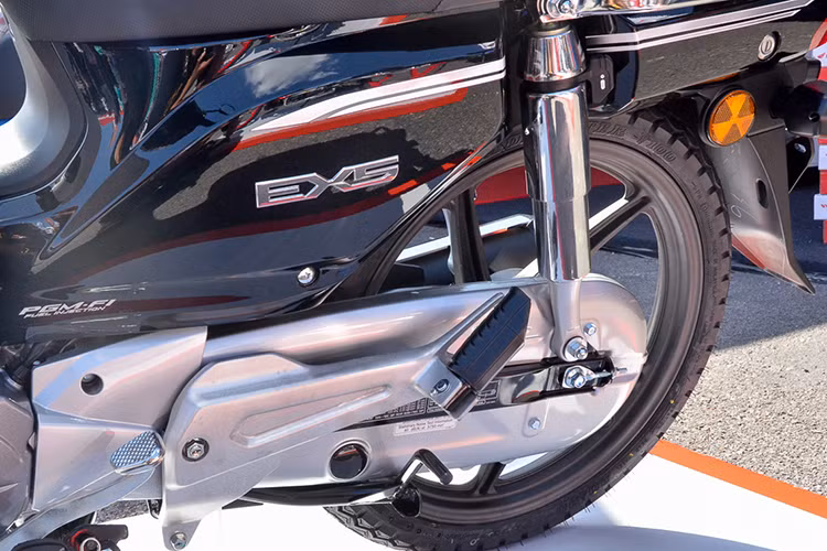 So với phiên bản Honda Super Dream 110 tại Việt Nam, Dream EX5 110 FI cũng có một số điểm khác biệt nhỏ. Ở phía sau, chiếc xe có phần đuôi hơi khác biệt với đèn xi-nhan được tách rời thay vì tích hợp cùng cụm đèn hậu như Super Dream để tuân thủ theo luật của Malaysia. Hệ thống ống xả mới đạt tiêu chuẩn khí thải được trang bị ốp kim loại sáng bóng.