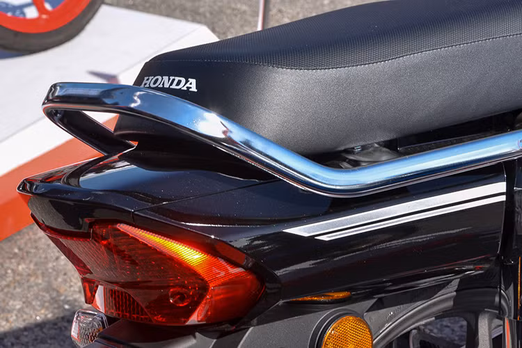 Vẫn mang thiết kế cũ của dòng xe Dream huyền thoại, phần đầu với đèn pha nằm chính giữa, bao quanh bởi một viền trùng màu với thân xe và 2 đèn xi-nhan kiêm demi ở hai bên. Ngay cả phần mặt nạ với chữ V chìm của chiếc xe cũng dễ dàng khiến người ta nhớ về mẫu mặt nạ của chiếc Super Dream 100 "đời cuối" từng được sản xuất tại Việt Nam.