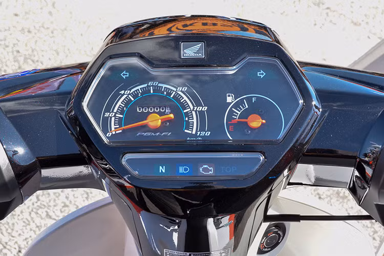 So với các thế hệ Dream trước đây, mặt đồng hồ của Dream EX5 110 FI có kích thước lớn hơn hẳn. Tuy nhiên, công năng sử dụng của đồng hồ vẫn y nguyên với công-tơ-mét quay số, báo giờ, báo pha/cos, xi-nhan, báo xăng, "mo" và số cuối. Xe vẫn không có đồng hồ báo từng cấp số cụ thể.