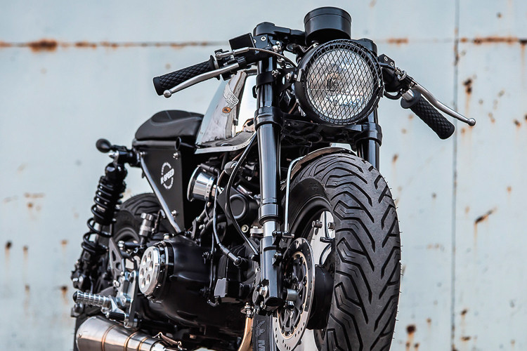 Đầu xe vẫn sở hữu bóng đèn truyền thống nhưng được bảo vẹ bằng lưới mắt cáo. Phần yên xe được rút gọn lại với thiết kế yên mỏng, bình xăng nguyên bản có dung tích nhỏ chỉ 5.6 lít được thay đổi nắp tạo dáng gọn gàng hơn so với nguyên bản trước đây.