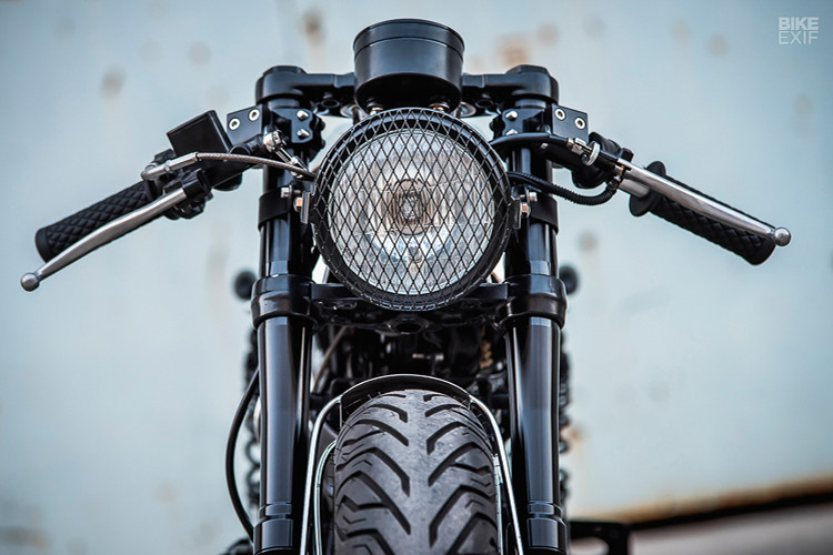 Bộ phuộc trước Upside down được sử dụng lại, chỉ thay đổi ghi đông sang dạng clip-on đặc trưng của dòng Cafe Racer. Phuộc sau được thay đổi với hành trình ngắn hơn tạo dáng chuẩn cho khung sườn song song với mặt đất.