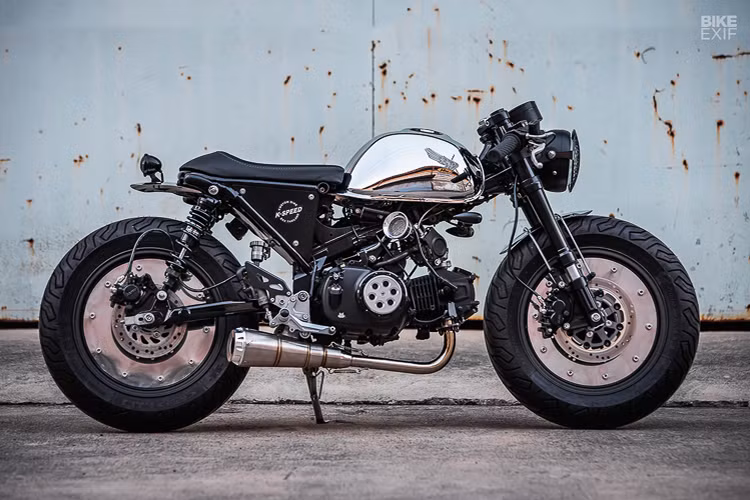 Đây là bản độ honda Monkey được thực hiện bởi xưởng độ nổi tiếng K Speed đến từ Thái Lan. Có thể nói, đây là bản độ theo phong cách Cafe Racer đầu tiên của tiểu Monkey 125 2018. Trước đó, K Speed cũng đã trình làng những bản độ đầy duyên dáng từ Honda Super Cub C125.