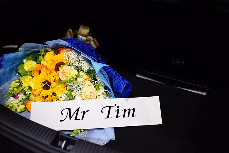 Đông đảo bạn bè chúc mừng Tim đã tậu xế sang. Ở phần bình luận, anh cũng vui vẻ đáp lại. Khi một số cư dân mạng để lại bình luận về ảnh Trương Quỳnh Anh và Bình Minh, Tim không hề có động thái nào để đáp trả. Anh chọn cách giữ im lặng và dành sự chú ý cho "vợ hai" của mình là chiếc xe Mercedes C-Class C300 AMG.