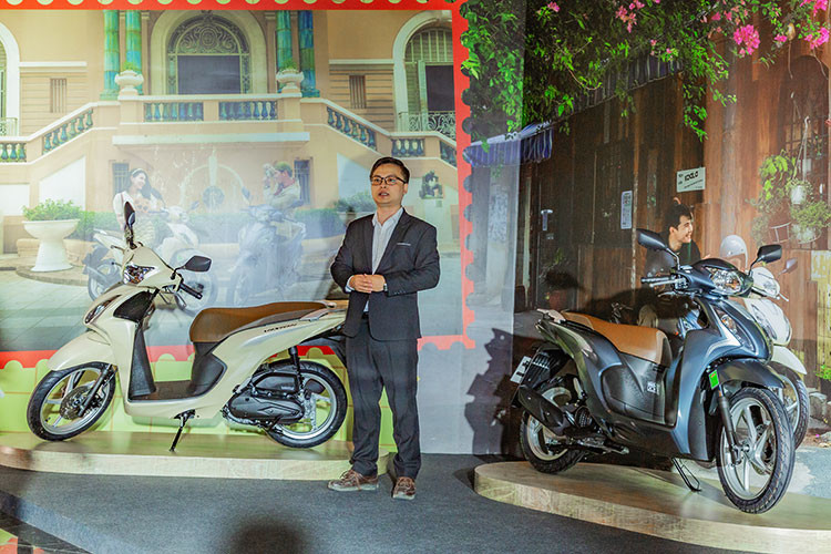 Honda Việt Nam đã giới thiệu phiên bản cổ điển của 2 mẫu xe Honda Wave Alpha và Vison 2023 với số lượng sản xuất giới hạn. Các phiên bản này được thiết kế theo phong cách Retro, phong cách nổi tiếng từng “gây sốt” ở châu Âu những năm 80, kết hợp cùng bộ tem mới đầy độc đáo. 