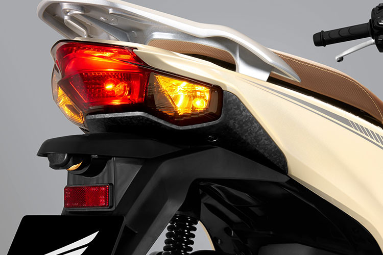 Ngoài ra, chiếc xe ga Vison mới vẫn mang những điểm cộng ưu việt nhờ loạt tiện ích hàng đầu như hệ thống khóa thông minh Smart Key; cốp đựng đồ với dung tích lớn; hộc đựng đồ phía trước có nắp đậy cùng cổng sạc USB mang đến sự tiện lợi tối đa cho người sử dụng.