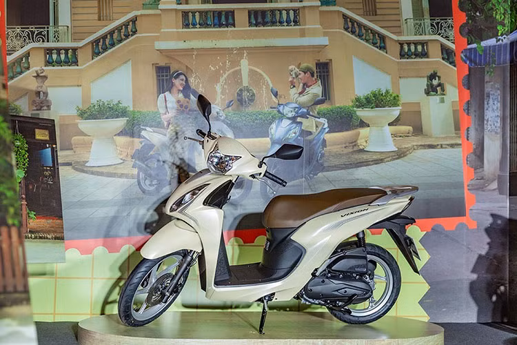 Tô điểm thêm cho thiết kế Retro nổi bật là mặt đồng hồ mang phong cách tối giản nhưng hiện đại với màn hình hiển thị LCD giúp người lái dễ dàng theo dõi được các thông số; hệ thống đèn phía trước nổi bật cùng hiệu ứng ánh sáng đẹp mắt; cụm đèn sau và đèn xi nhan được thiết kế tinh xảo, bố trí liền khối.