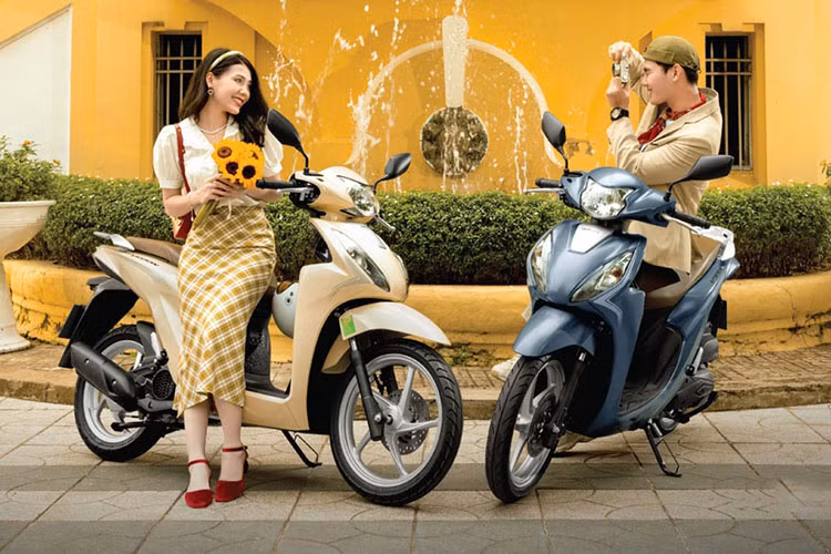 Trong khi đó phiên bản cổ điển của mẫu xe ga quốc dân Honda Vision 2023 đặc biệt có 2 tùy chọn màu sắc là vàng đen bạc và màu xanh đen bạc. Logo 3D và bộ tem mới với phối màu và đường nét đơn giản mà tinh tế. Các hi tiết thân xe sắc sảo, thanh thoát cùng thân xe nhỏ gọn tạo nên một chiếc xe đặc biệt phù hợp với vóc dáng của người Việt.