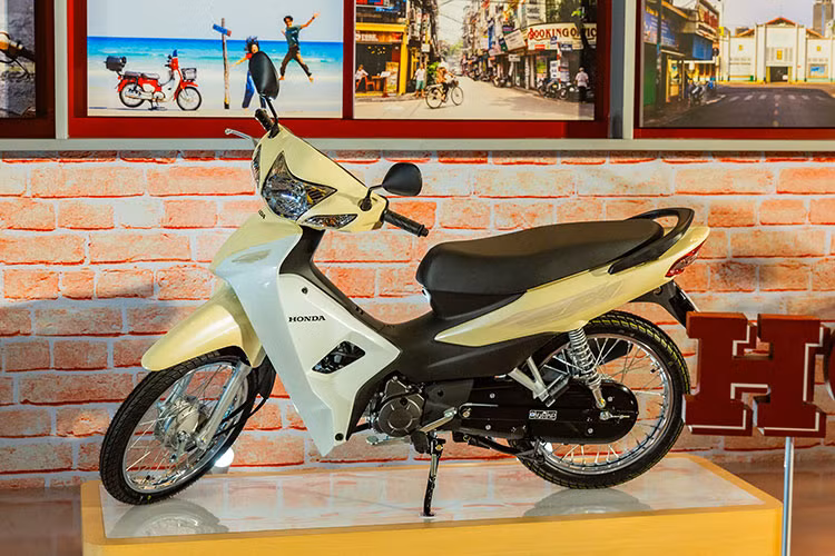 Wave Alpha bản cổ điển được trang bị động cơ 110cc với công suất tối đa 6,12kW tại 7.500 vòng/phút và mô-men xoắn cực đại 8,44Nm tại 5.500 vòng/phút. Xe sở hữu các tiện ích như đèn hiển thị trên mặt đồng hồ; đèn chiếu sáng, ổ khóa đa năng 3 trong 1 gồm khóa điện, khóa cổ và khóa từ với nắp đậy có khả năng chống rỉ sét, dễ dàng sử dụng.