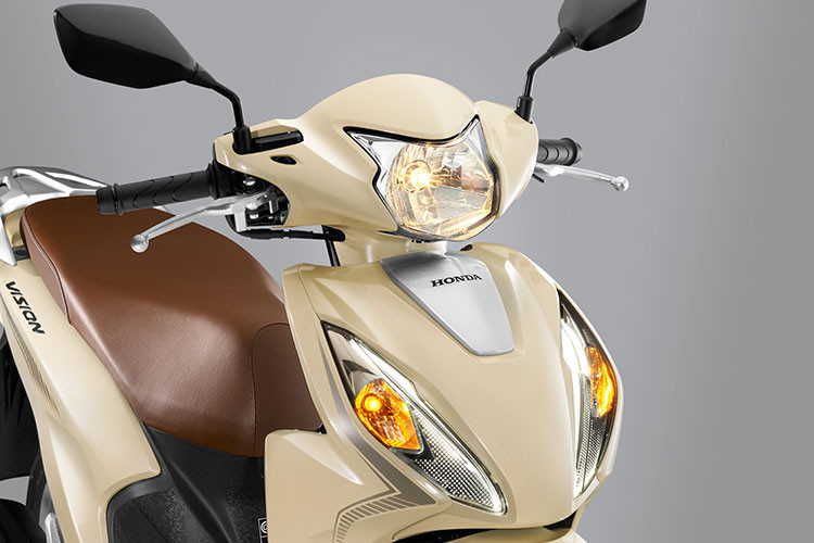 Không chỉ sở hữu diện mạo ấn tượng, dòng xe Vision còn tiết kiệm nhiên liệu tối ưu và sở hữu khả năng vận hành mạnh mẽ, bền bỉ hàng đầu phân khúc nhờ động cơ thông minh eSP với dung tích nhỏ gọn 110cc, được tích hợp hệ thống phun xăng điện tử (PGM-FI), bộ đề ACG và hệ thống ngắt động cơ tạm thời (Idling stop).