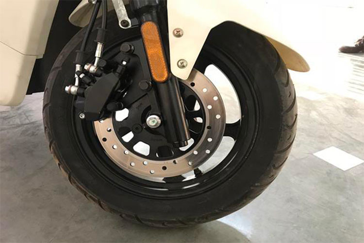 Các công nghệ hỗ trợ người lái trên xe cũng khá hiện đại, gồm chế độ lùi xe, hệ thống phanh điện tử EBS, hệ thống giám sát hành trình, chế độ đi chậm trong điều kiện đường xấu hoặc tắc và chức năng cầu cứu SOS...