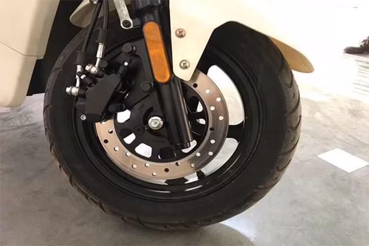 Các công nghệ hỗ trợ người lái trên xe cũng khá hiện đại, gồm chế độ lùi xe, hệ thống phanh điện tử EBS, hệ thống giám sát hành trình, chế độ đi chậm trong điều kiện đường xấu hoặc tắc và chức năng cầu cứu SOS...