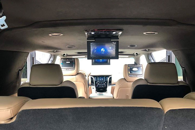 Dưới nắp ca-pô Cadillac Escalade 2019 là khối động cơ xăng cỡ lớn đậm chất xe Mỹ - V8 6.2L (L83 Ecotec) mạnh 420 mã lực và mô-men xoắn cực đại lên đến 624Nm, sử dụng kết hợp với hộp số tự động 10 cấp mới cùng hệ dẫn động bốn bánh 4WD có khoá vi sai cầu sau; sức mạnh + torque của khối động cơ V8 đủ mạnh để đẩy chiếc xe nặng hơn 2,5 tấn này tăng tốc từ 0 - 100 km/h trong khoảng 6 giây. 