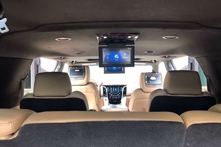 Dưới nắp ca-pô Cadillac Escalade 2019 là khối động cơ xăng cỡ lớn đậm chất xe Mỹ - V8 6.2L (L83 Ecotec) mạnh 420 mã lực và mô-men xoắn cực đại lên đến 624Nm, sử dụng kết hợp với hộp số tự động 10 cấp mới cùng hệ dẫn động bốn bánh 4WD có khoá vi sai cầu sau; sức mạnh + torque của khối động cơ V8 đủ mạnh để đẩy chiếc xe nặng hơn 2,5 tấn này tăng tốc từ 0 - 100 km/h trong khoảng 6 giây. 