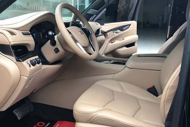 Hộc lạnh cỡ lớn và sạc điện thoại không dây được tích hợp phía dưới bệ tỳ tay. Xe cũng sở hữu cửa sổ trời dành cho khoang lái chỉnh điện. Hàng ghế trước chỉnh điện tích hợp chức năng masage nhớ 2 vị trí cho ghế lái. Hàng ghế thứ 2 có thiết kế kiểu thương gia với 2 ghế ngồi riêng biệt, vị trí giữa có lỗi đi xuống hàng ghế thứ 3.