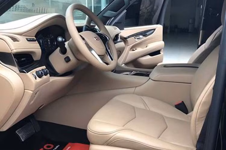 Hộc lạnh cỡ lớn và sạc điện thoại không dây được tích hợp phía dưới bệ tỳ tay. Xe cũng sở hữu cửa sổ trời dành cho khoang lái chỉnh điện. Hàng ghế trước chỉnh điện tích hợp chức năng masage nhớ 2 vị trí cho ghế lái. Hàng ghế thứ 2 có thiết kế kiểu thương gia với 2 ghế ngồi riêng biệt, vị trí giữa có lỗi đi xuống hàng ghế thứ 3.