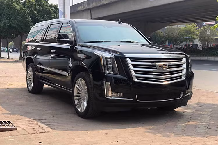 Tại quê nhà Mỹ, giá xe Cadillac Escalade 2019 bản ESV Platinum bán khởi điểm từ 98.590 USD (tương đương với 2,28 tỷ đồng) đắt hơn nhiều so với bản tiêu chuẩn có giá 76.490 USD. Hiện tại, Escalade ESV Platinum đang được chào bán với mức giá khoảng 11,1 tỷ đồng. Xe được bán ra từ một đơn vị nhập khẩu tư nhân tại Hà Nội.