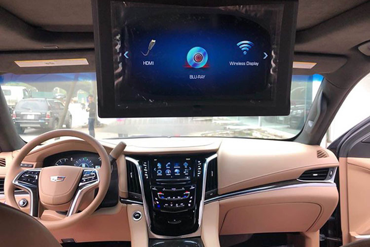 Hệ thống giải trí CUE với màn hình kích thước lớn, hệ thống âm thanh Bose cao cấp. Những phím bấm điều chỉnh phía dưới màn hình trung tâm cũng được điều chỉnh dạng cảm ứng. Trên phiên bản Platinum, khách hàng có tới 5 màn hình giải trí bao gồm tap-lô, trần xe và tựa lưng hàng ghế đầu.