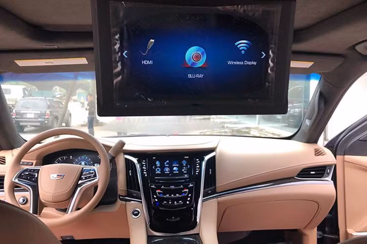 Hệ thống giải trí CUE với màn hình kích thước lớn, hệ thống âm thanh Bose cao cấp. Những phím bấm điều chỉnh phía dưới màn hình trung tâm cũng được điều chỉnh dạng cảm ứng. Trên phiên bản Platinum, khách hàng có tới 5 màn hình giải trí bao gồm tap-lô, trần xe và tựa lưng hàng ghế đầu.