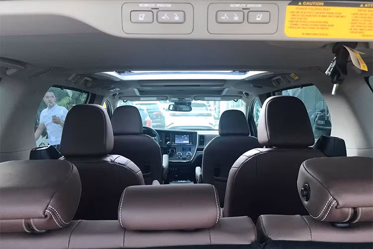 Do vốn đã được nâng cấp động cơ vào năm ngoái nên hệ động lực của Sienna 2018 không có sự thay đổi. Xe vẫn chỉ có lựa chọn động cơ V6 3.5 nạp khí tự nhiên với công suất 296 mã lực và mô-men xoắn cực đại 357 Nm. Động cơ này kết hợp với hộp số tự động 8 cấp cùng hệ dẫn động cầu trước hoặc 4 bánh, tùy từng phiên bản.