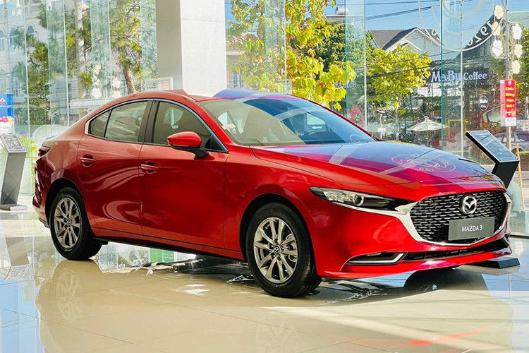 Về ngoại thất, Mazda3 bản Signature và Premium có thiết kế và trang bị gần như giống nhau, bao gồm mặt ca-lăng viền mạ crôm, đèn trước/sau full-LED, gương chiếu hậu tự động chống chói, cửa sổ trời, cảm biến đỗ xe trước/sau. Sự khác biệt xuất hiện duy nhất ở ngoại thất là bản Signature dùng bộ mâm kích thước 18 inch, còn bản bản Premium sử dụng vành 16 inch. 