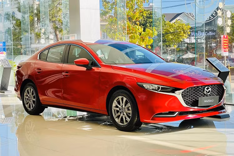 Về ngoại thất, Mazda3 bản Signature và Premium có thiết kế và trang bị gần như giống nhau, bao gồm mặt ca-lăng viền mạ crôm, đèn trước/sau full-LED, gương chiếu hậu tự động chống chói, cửa sổ trời, cảm biến đỗ xe trước/sau. Sự khác biệt xuất hiện duy nhất ở ngoại thất là bản Signature dùng bộ mâm kích thước 18 inch, còn bản bản Premium sử dụng vành 16 inch. 