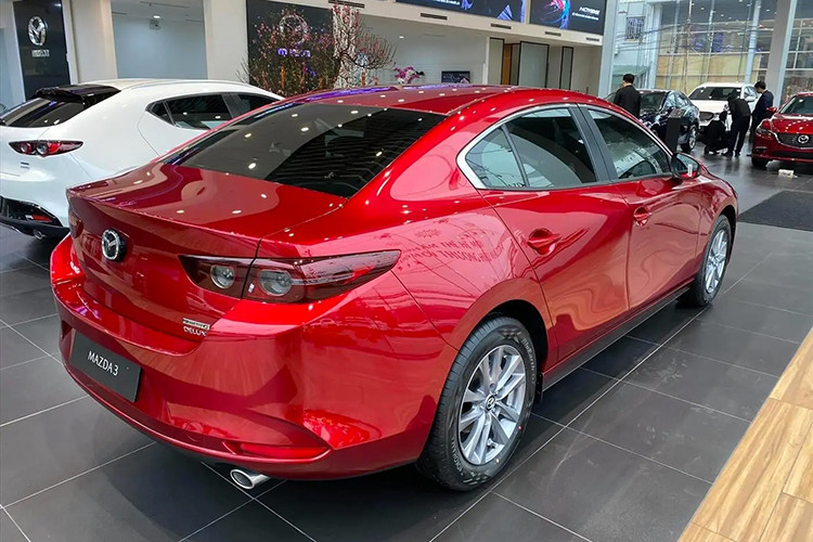 Nâng cấp quan trọng của Mazda3 1.5L Signature tại Việt Nam tập trung vào an toàn, bao gồm hệ thống hỗ trợ phanh thông minh (SBS) với hai tính năng mới. Đó là hỗ trợ phanh khi lùi (SBS-R) và hỗ trợ phanh khi có phương tiện cắt ngang phía sau (SBS-RC).