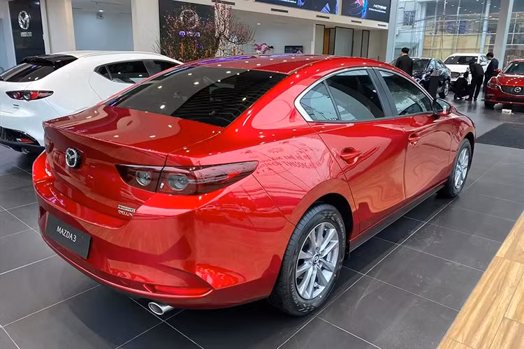 Nâng cấp quan trọng của Mazda3 1.5L Signature tại Việt Nam tập trung vào an toàn, bao gồm hệ thống hỗ trợ phanh thông minh (SBS) với hai tính năng mới. Đó là hỗ trợ phanh khi lùi (SBS-R) và hỗ trợ phanh khi có phương tiện cắt ngang phía sau (SBS-RC).