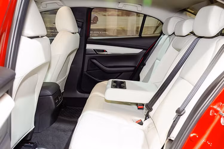 Hệ thống có thể tự động giữ chiếc Mazda ở giữa làn đường thông qua việc nhận dạng phương tiện phía trước và vạch kẻ đường. Tài xế có thể kích hoạt tính năng này để điều khiển xe nhàn nhã và an toàn hơn, đặc biệt là trong điều kiện giao thông đông đúc, với tốc độ từ 30-145 km/h.