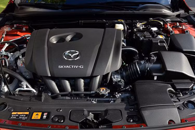 Về trang bị tiện nghi, phiên bản Mazda3 1.5L Signature không có nhiều khác biệt với bản Premium. Phía sau vô lăng là bảng đồng hồ kỹ thuật số 7 inch; màn hình trung tâm 8,8 inch hỗ trợ kết nối Apple CarPlay; hệ thống âm thanh 8 loa; ghế lái chỉnh điện 10 hướng tích hợp bộ nhớ 2 vị trí...