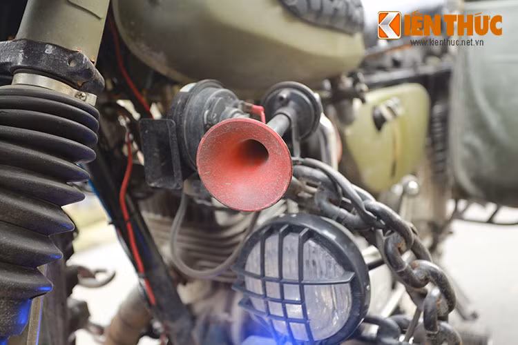 Còi xe cùng dàn đèn chiếu sáng mặt đường khi chạy đêm cũng được chủ nhân đầu tư khá kỹ. Vè trước và sau được bọc lốp gai để trang trí nhằm tăng thêm vẻ hầm hố. Bên cạnh đó hệ thống sưởi tay lái được mua tại trường đua Sepang (Malaysia).