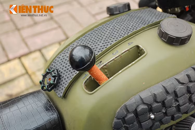 Chiếc Minsk này chế một hệ thống bơm định lượng và pha dầu tự động, ngăn chứa dầu nhớt được giấu trong cốp xe bên trái. không giống bất cứ chiếc Minsk nào từ trước đến nay, xe sở hữu hệ thống khởi động máy bằng cách xoay chìa khóa giống như ôtô.