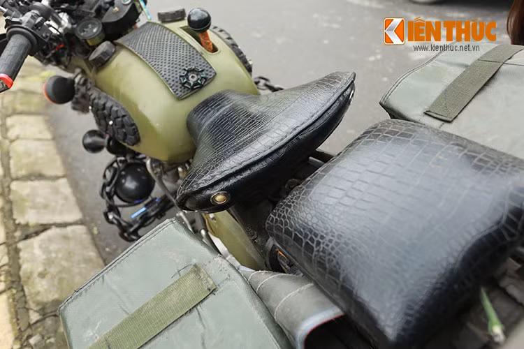 Ngoài ra chiếc xe "Minsk khờ" này còn có ổ sạc điện thoại và bộ đàm cùng gương chiếu hậu đồng thời là bộ loa phát nhạc từ thẻ nhớ hoặc phát sóng FM. Dĩ nhiên bộ loa này được thiết kế để chịu được mọi thời tiết. Và còn nhiều phụ kiện, đồ độc quái chiêu khác nữa…