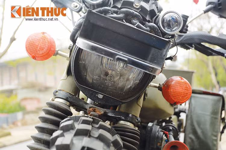  Trên chiếc Minsk độ này, gần như các chi tiết của xe đều được làm mới hoàn toàn trừ bộ máy và khung sườn là giữ nguyên bản, Phần đầu xe được thiết kế dạng đèn chụp có che giúp chỉnh độ sáng cho các cùng đường. Phía trên là một đèn xenon hỗ trợ ánh sáng tốt hơn.