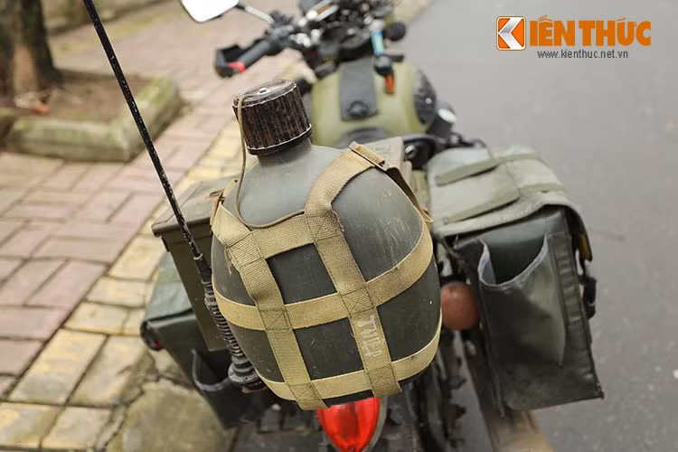 Một bình ghi đông nước dạng lớn phong cách nhà binh cũng được gắn phía sau, hai bên sườn là cốp đựng đồ cho những chuyến đi xa. Chính giữa là một hộp đạn cũ dùng để đựng các phụ tùng vá xe cũng như sửa lỗi vặt...