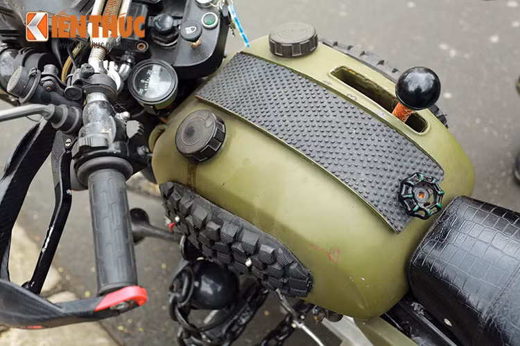 Bình xăng được chủ nhân thiết kế chia thành 2 ngăn, một ngăn chứa xăng, một ngăn chứa nước làm mát máy, bên cạnh đó còn có thêm cần số bằng tay và một ngăn phụ để chứa đồ lặt vặt như điện thoại, kính, thuốc…