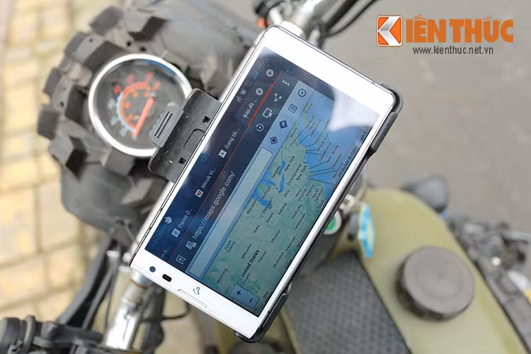 Là một chiến binh việt dã, khi đang lang thang trên những cung đường loằng ngoằng đèo dốc, từ Đông Bắc gập gềnh đến Tây Bắc “say quên lối về”… chắc chắn bạn không sợ lạc đường khi chiếc xe được trang bị bộ định vị bằng một miếng ốp tự chế gắn phụ kiện.