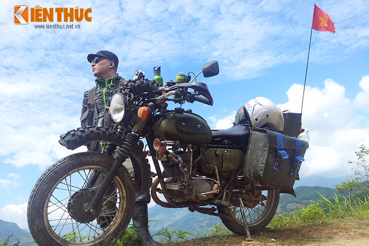 Những chiếc Minsk ngày càng lọc xọc đã và đang xuống mã nghiêm trọng theo thời gian… bỏ đi theo một chị đồng nát ư, hay tiếp tục bán rẻ nó cho những "anh chở lợn"...? Vậy đơn giản quá và ai sở hữu Minsk cũng có thể làm được, cùng Kiến thúc xem một biker tại Hà Nội đã biến hình chiếc xe Minsk chở lợn thành siêu độc hại thế nào.