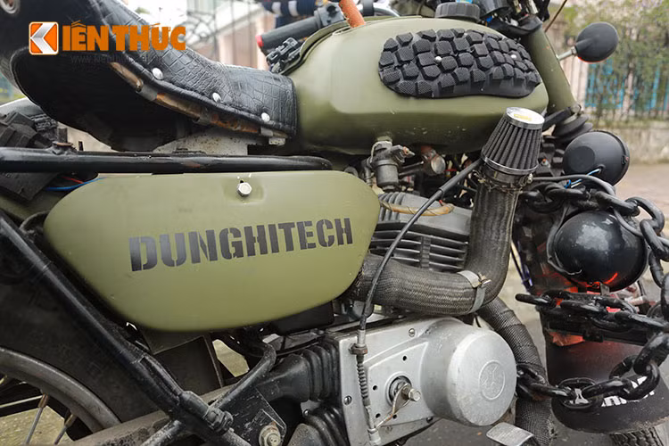 Ngoài ra đồng hồ đo ắc quy, đồng hồ đo nhiệt độ máy cùng cụm đồng hồ công tơ mét cũng được chủ nhân tận dụng chế thêm nhằm giúp cho chiếc xe hoàn hảo hơn. Giảm xóc (thụt) trước của xe được lấy từ chiếc MZ 14, thụt sau của xe Suzuki GN125.