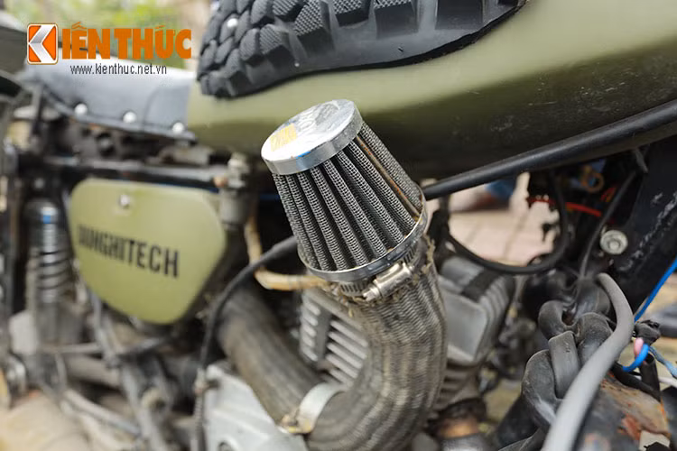 Ngoài bộ phận giớ tự chế, bộ phận làm mát bằng nước lã cũng khá độc đáo khi nó là thứ luôn có sẵn ở những con suối ven đường – chỉ cần điều chỉnh lưu lượng bằng tay luôn đảm bảo cho máy luôn ở một nhiệt độ vừa phải sau khi chinh phục một đoạn đường dài.