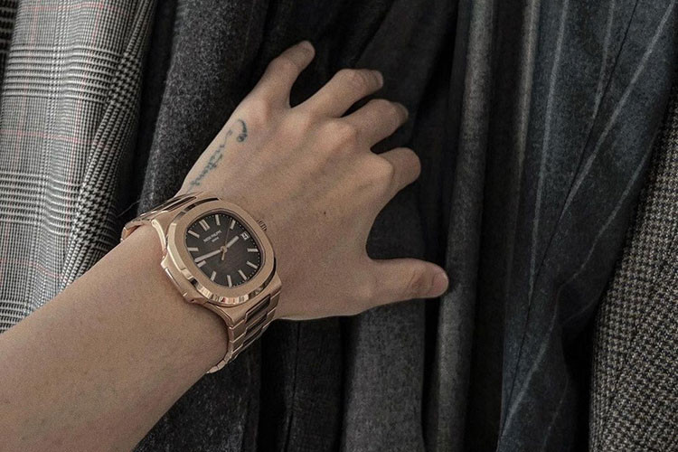 Khi đã sở hữu 1 trong những chiếc xe vạn người mơ ước là Mercedes-AMG G63, Sơn Tùng M-TP tiếp tục gây choáng nhiều người khi mở hầu bao 6,6 tỷ đồng. Chiếc đồng hồ Patek Philippe Nautilus của Sơn Tùng M-TP là phiên bản 5711/1R-001 với điểm nhấn là màu vàng hồng đẹp mắt.