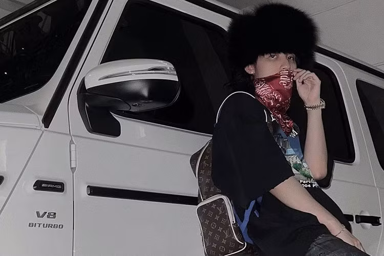 Ngoài chiếc Patek Philippe Nautilus 5711/1R-001, ca sĩ Sơn Tùng M-TP còn từng khoe 1 chiếc đồng hồ màu vàng hồng khác của thương hiệu Rolex trị giá út nhất cũng lên tới hàng trăm triệu đồng.