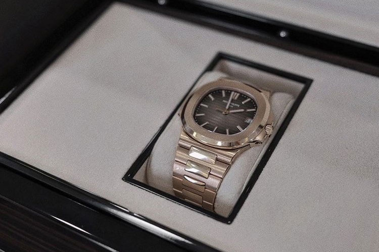 Chiếc đồng hồ Patek Philippe Nautilus 5711/1R-001 giá 6,6 tỷ đồng này cũng mới được Sơn Tùng M-TP khoe trên mạng xã hội và nhanh chóng thu hút sự quan tâm của cư dân mạng.
